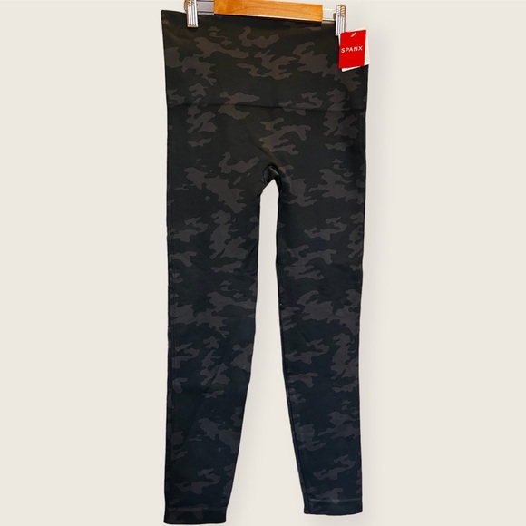 Spanx Women's Look At Me Now Leggings Black Camo Medium NEW - Picture 2 of 3